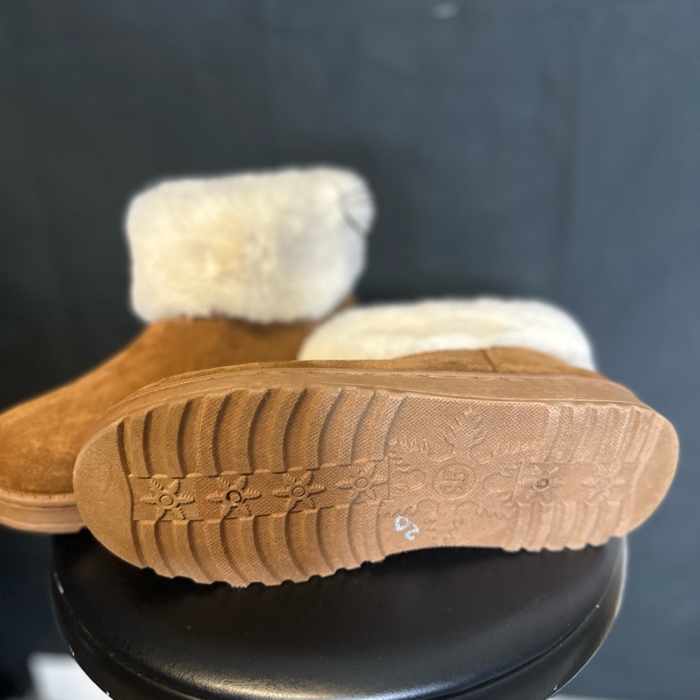 Brand NEW Cozy Women's Tan and Cream Fur-Lined Slippers